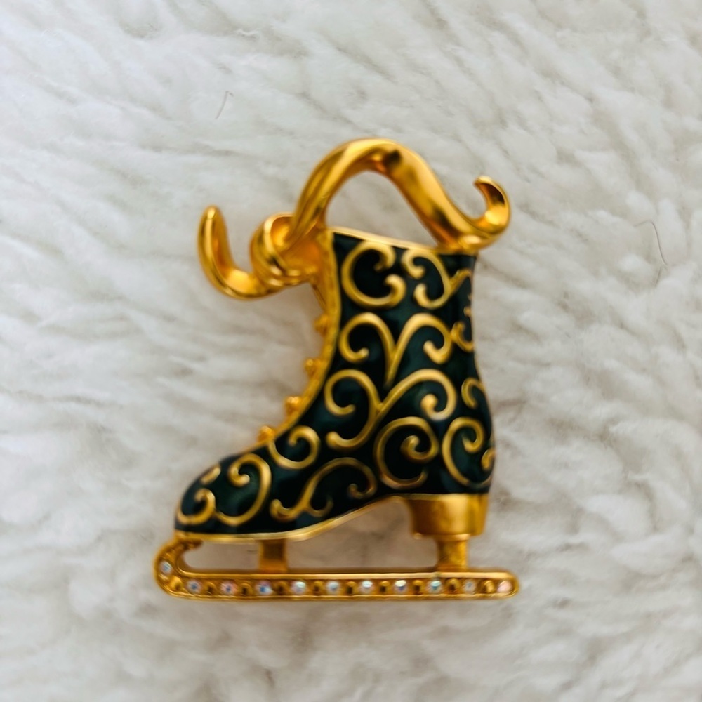 Trifari 1997 Gold and Green Enamel Ice Skate Brooch Pendant - Picture 7 of 11